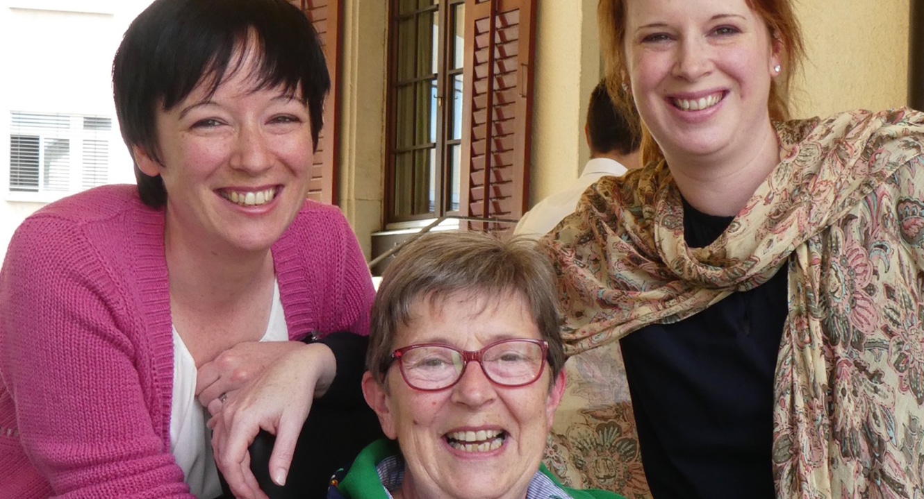 Geniessen die Zeit zusammen: ALS-Patientin Dorette Lüdi mit ihren Töchtern Stefanie (links) und Katharina.