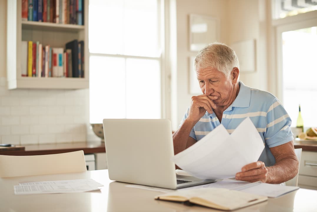 Terminating contracts: A man sits at home in front of his computer.