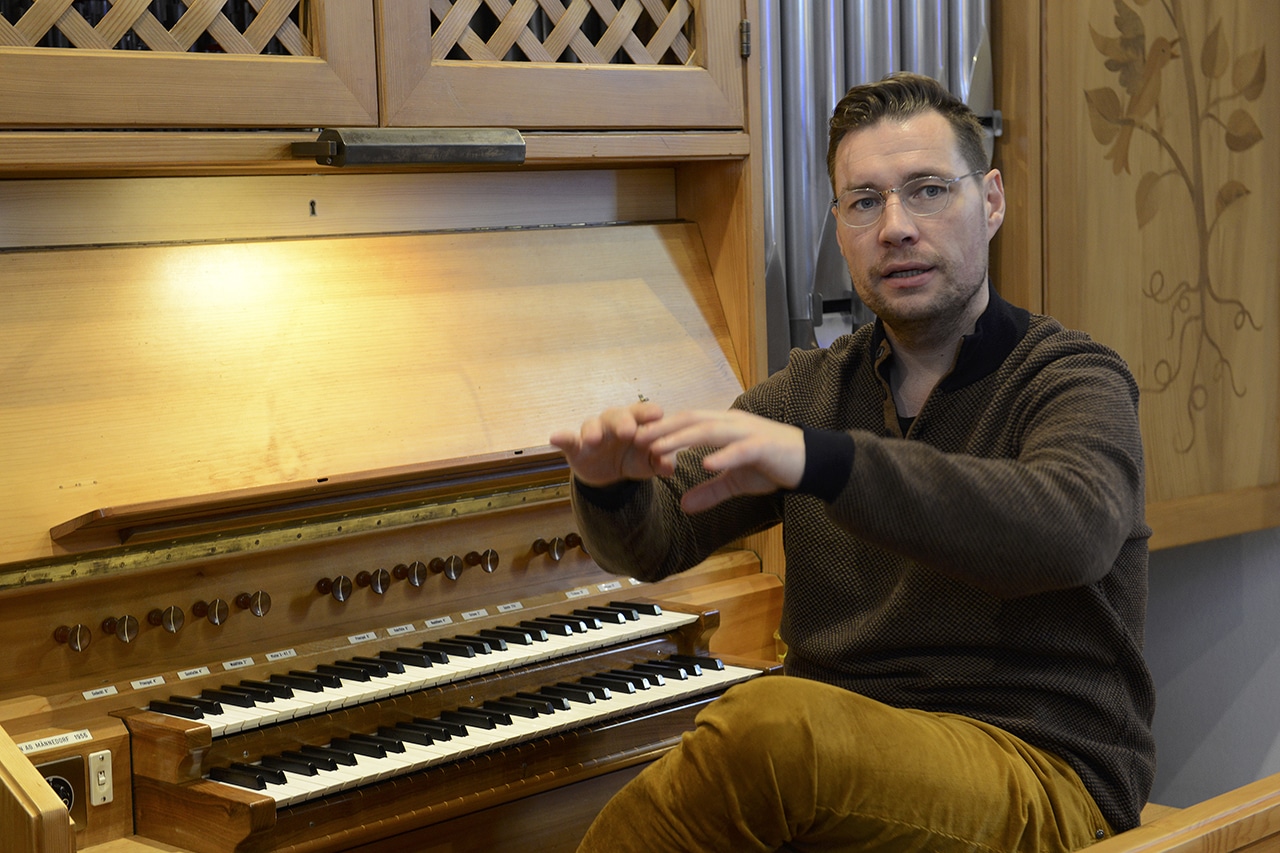 Alexander Seidel, Vollblut-Kirchenmusiker. Er ist Organist, Countertenor sowie Dirigent und Sänger